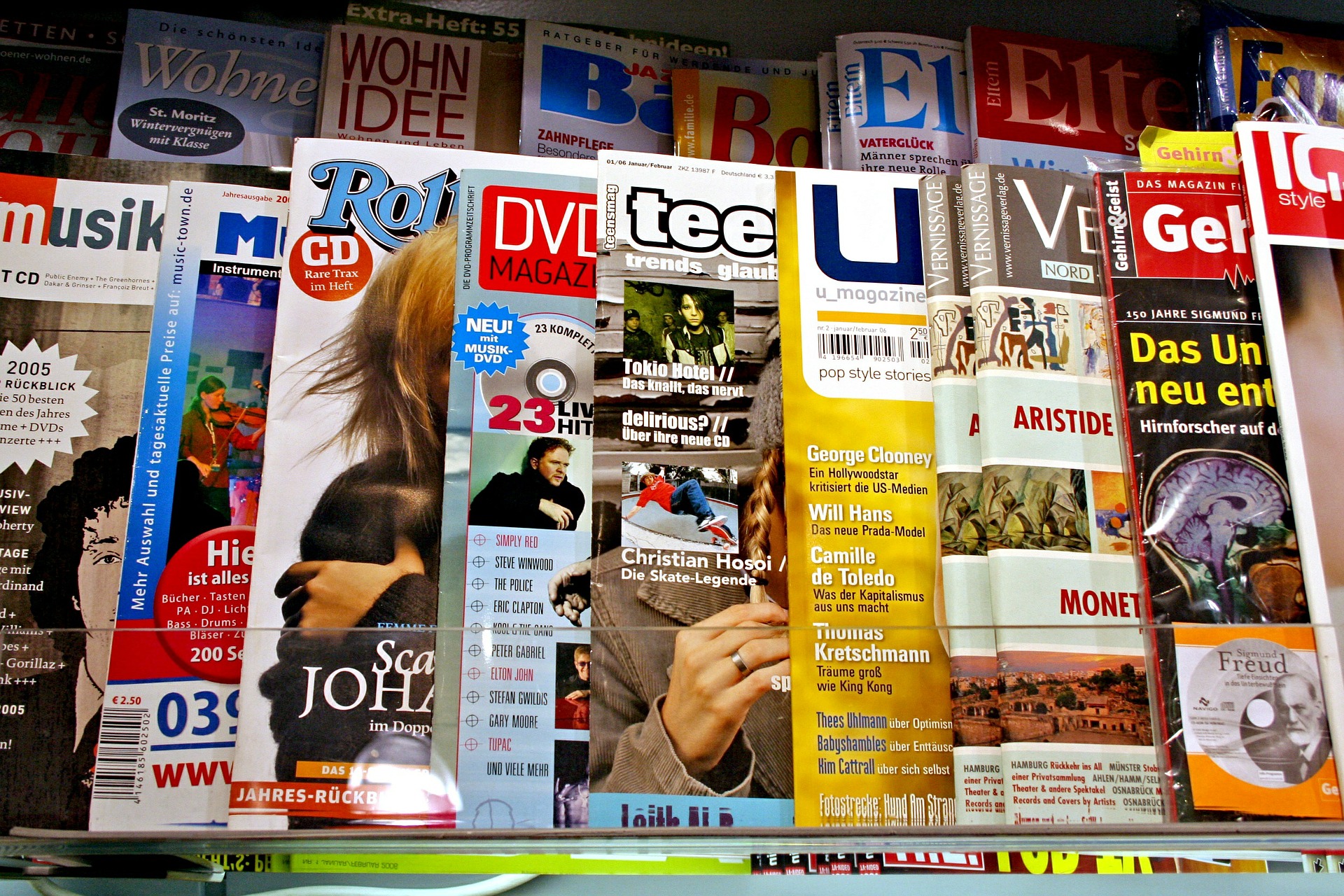 magazines-on-shelve
