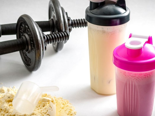 protein-powder-shakes-weights
